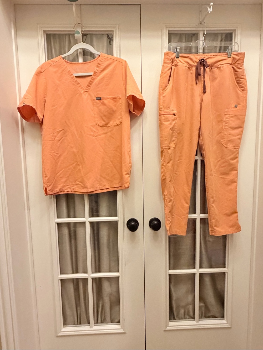 LARGE Orange Women’s Figs Scrub Set w/ Petite Pants EUC